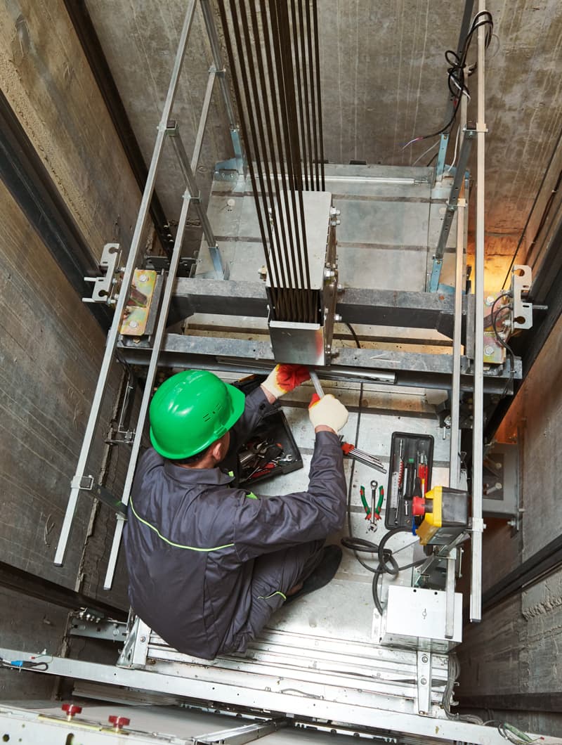 Obra civil en Ferrol para instalar ascensores con Construsansa